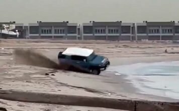 Hombre sale volando luego de volcar su coche en una playa Hombre