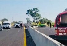 Hombre choca y sale proyectado de su camioneta, en la libre a Izúcar Hombre