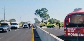 Hombre choca y sale proyectado de su camioneta, en la libre a Izúcar Hombre