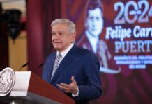 AMLO critica “burocratismo” del INE para voto en el extranjero INE