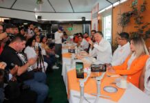 Fernando Morales se reúne con medios de Tehuacán Morales