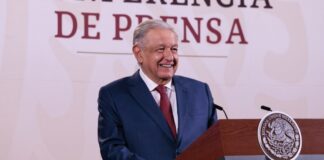 AMLO respalda a músicos de Mazatlán ante prohibición de bandas en playa Músicos