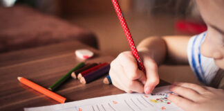 Putin ordena reducir tareas escolares y exámenes para estudiantes rusos Putin