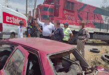 Vehículo intenta ganarle al tren en Ampliación Ignacio Mariscal Vehículo