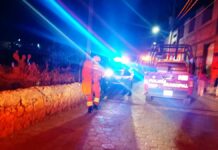 Familiares resultan lesionados tras caer en vehículo a barranca, en Xonocatepec barranca