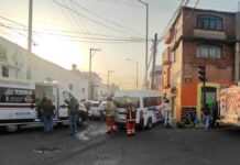 Chocan combi y vehículo en Barrio de San Miguelito; hay cinco lesionados combi