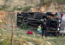 Dos muertos y 50 heridos deja volcadura de autobús en Veracruz