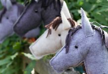 Realizan competencia de equitación con caballos de palo en Rusia
