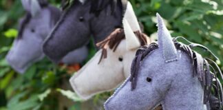 Realizan competencia de equitación con caballos de palo en Rusia