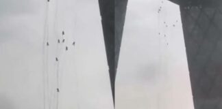 Trabajadores quedan colgando de edificio en Beijing