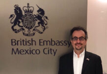 Destituyen a embajador de Reino Unido en México por apuntar con un rifle