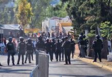 Franeleros apalean a policías en zona de la Feria de Puebla Franeleros