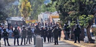 Franeleros apalean a policías en zona de la Feria de Puebla Franeleros