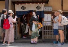 Bloquean calles en Japón para limitar turismo por geishas