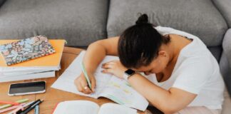 Mujer deja a su hija en la carretera por malas calificaciones en Italia