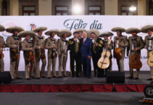 AMLO celebra Día de las Madres con mariachi Madres