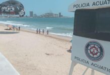 Rescatan a 9 turistas que fueron arrastrados por la marea en Mazatlán