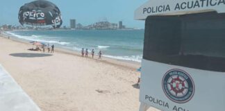 Rescatan a 9 turistas que fueron arrastrados por la marea en Mazatlán