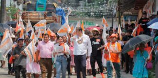 Fernando Morales y la Ola Naranja llegan a pintar las calles de Caxhuacan Morales