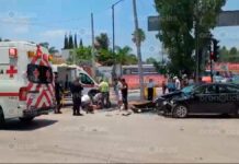 Motocicleta y auto chocan en cruce Periférico-Valsequillo; hay tres heridos Motocicleta