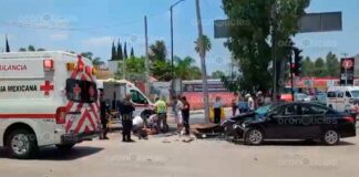 Motocicleta y auto chocan en cruce Periférico-Valsequillo; hay tres heridos Motocicleta