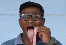 En India, hombre logra récord de la lengua más larga del mundo