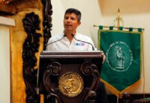 Lalo Rivera platica con estudiantes de la Escuela Libre de Derecho Rivera