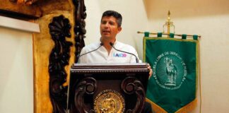 Lalo Rivera platica con estudiantes de la Escuela Libre de Derecho Rivera