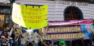 Coheteros se manifiestan contra prohibición de pirotecnia en Puebla Coheteros