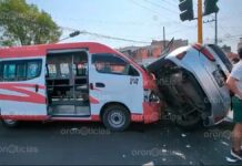 Chofer de combi se pasa semáforo y choca contra auto en San Pedro Cholula combi
