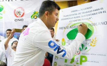 Lalo Rivera firma acuerdo con frente agrarista poblano en Tehuacán