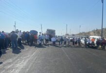 Bloquean Periférico; pobladores exigen puente peatonal