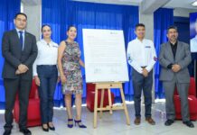 Lalo Rivera firma compromisos con “Educación con Rumbo” y UMAD