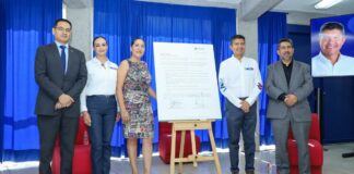 Lalo Rivera firma compromisos con “Educación con Rumbo” y UMAD