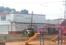 Encuentran cadáver de hombre envuelto en cobijas y lona, en Totimehuacan Hombre