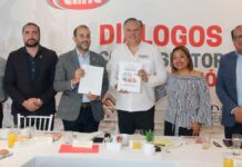 Fernando Morales firma compromiso con empresarios de la CMIC y AMPI Morales