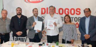Fernando Morales firma compromiso con empresarios de la CMIC y AMPI Morales