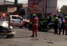 Vuelca patrulla tras choque con vehículo en Bulevar Valsequillo patrulla