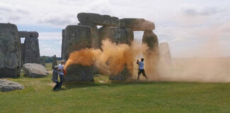 Activistas rocían pintura naranja en el monumento de Stonehenge