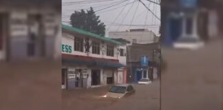 Resulta ileso conductor que quedó atrapado durante lluvia en Puebla