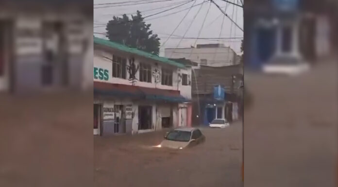 Resulta ileso conductor que quedó atrapado durante lluvia en Puebla