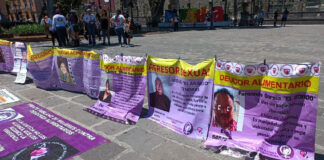 Colocan tendedero de deudores alimentarios y presuntos agresores de género en el zócalo