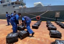 Marina asegura 103 costales de cocaína flotando cerca de Acapulco