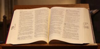 Oklahoma ordena a las escuelas incluir la enseñanza de la Biblia