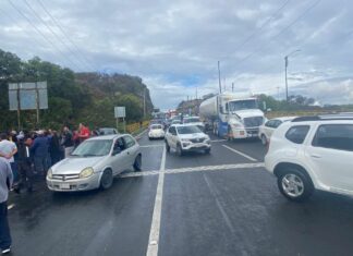 Vecinos del Fraccionamiento Haras del Bosque liberan Periférico Ecológico