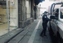 Hombre da cristalazo a farmacia en centro de Puebla; es detenido