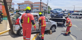 Mujer choca y queda atrapada en vehículo en Jardines de San Manuel