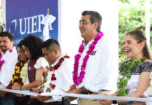 Sergio Salomón entrega obras educativas en la Sierra Norte