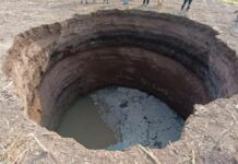 Aparece socavón en Tlapa de Comonfort, Guerrero