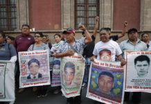 Padres de normalistas piden a AMLO no cerrar el caso Ayotzinapa